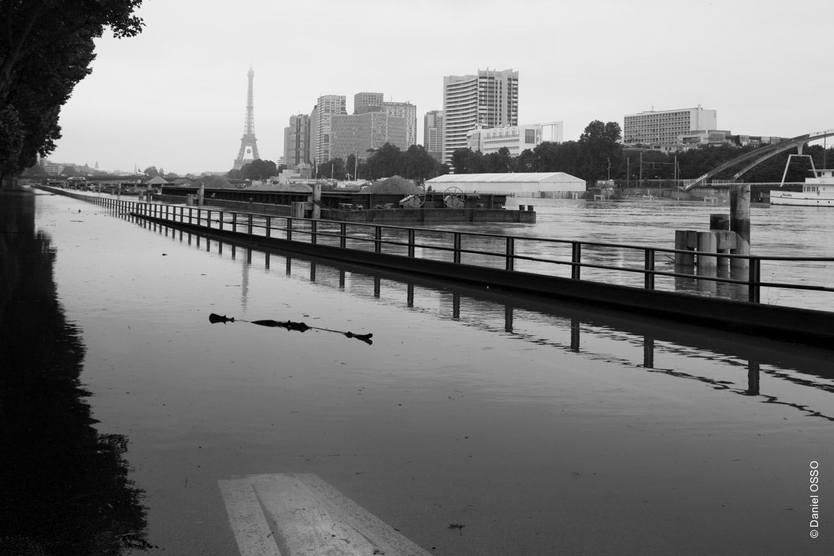 Paris, crue de la Seine - juin 2016 - Le front de Seine vu de la voie Georges Pompidou.